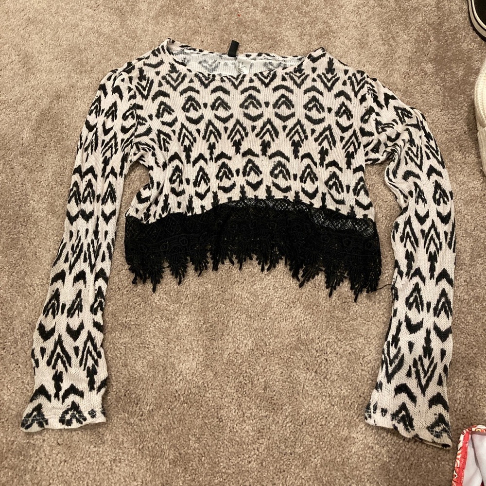 Cropped sweater with lace